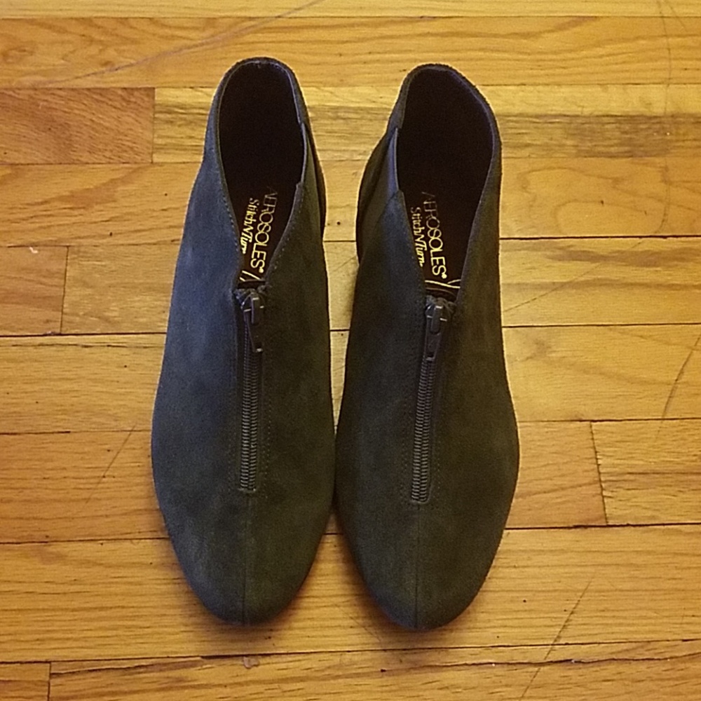 Aerosole dark green suede low wedge.